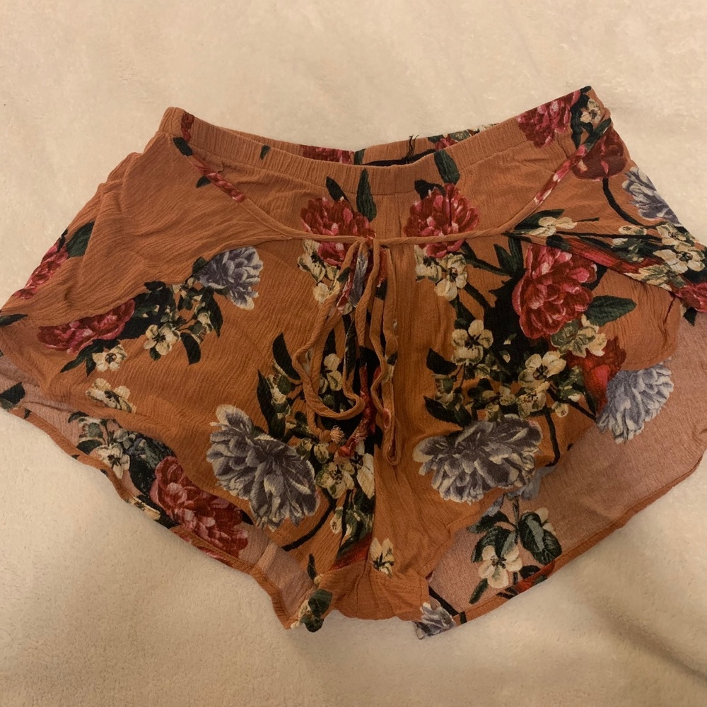 Floral shorts with tie in front
